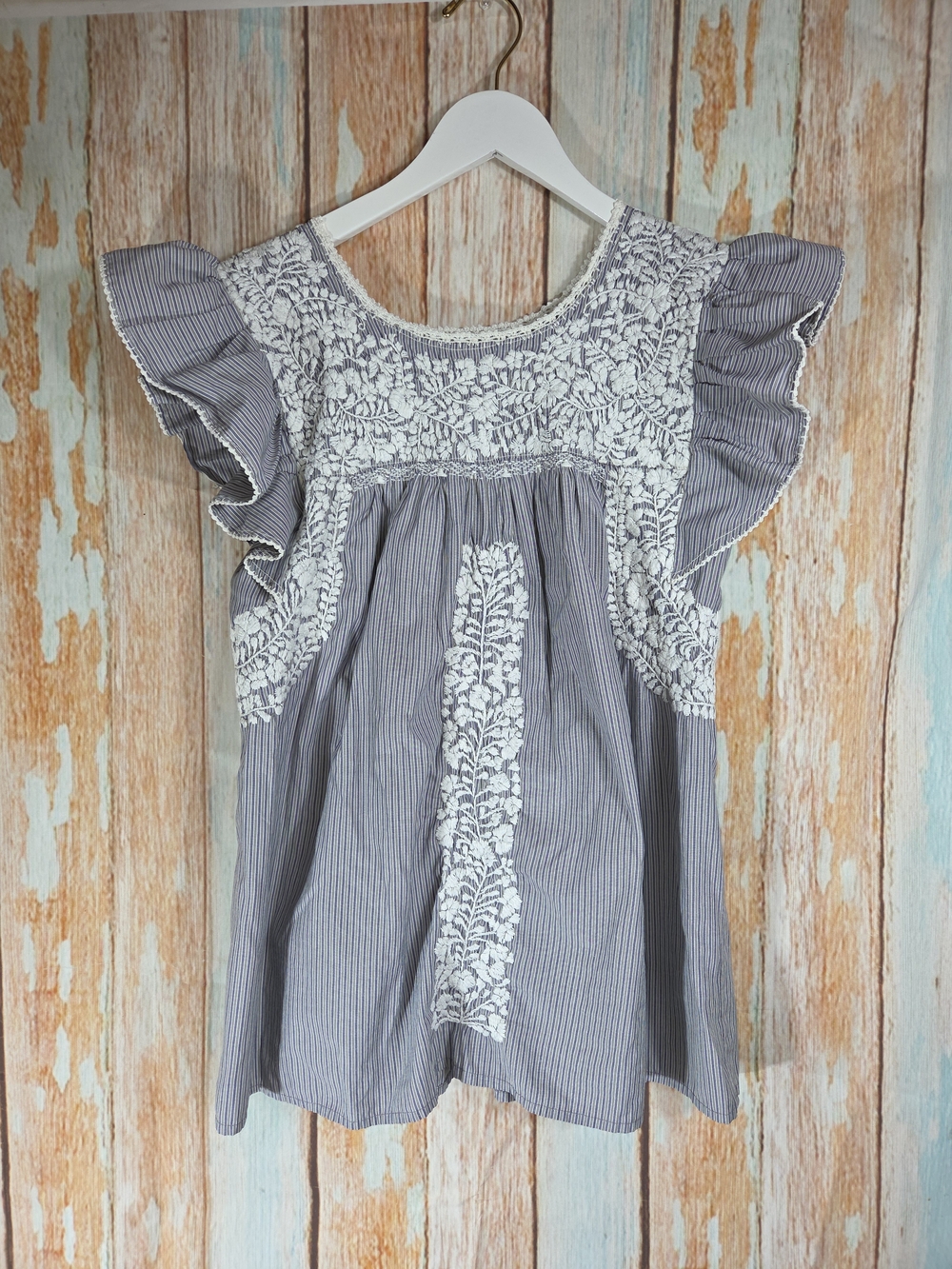 Source Unknown Gray and White Embroidered Flutter-Sleeve Tunic